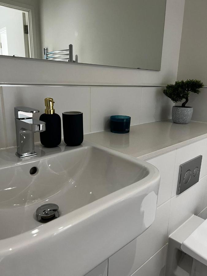Modern Suite- Bedford City Centre With Free Gym & Parking 外观 照片